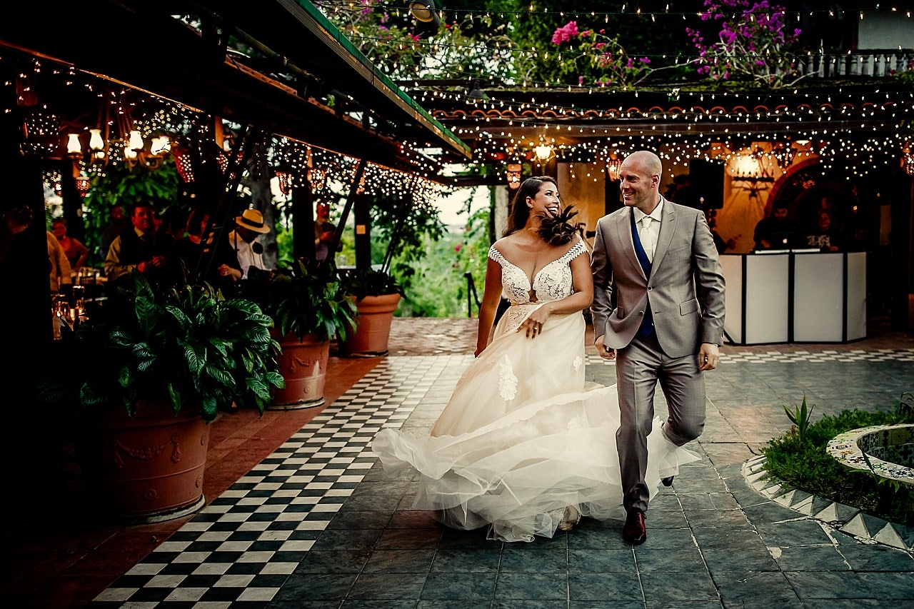 "Paco & Charina stralen op hun bestemming bruiloft in het betoverende Puerto Rico, terwijl Eppel Fotografie deze adembenemende ceremonie vastlegt."