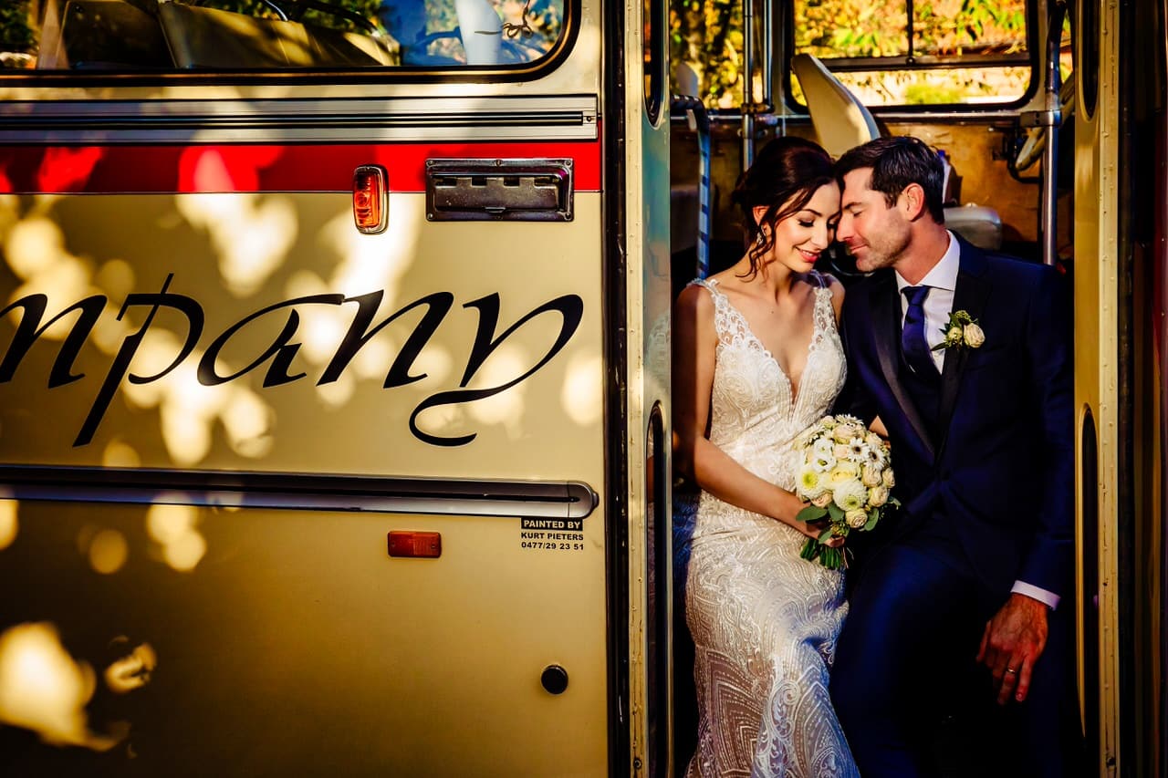 Bruidspaar in een trouwbus.