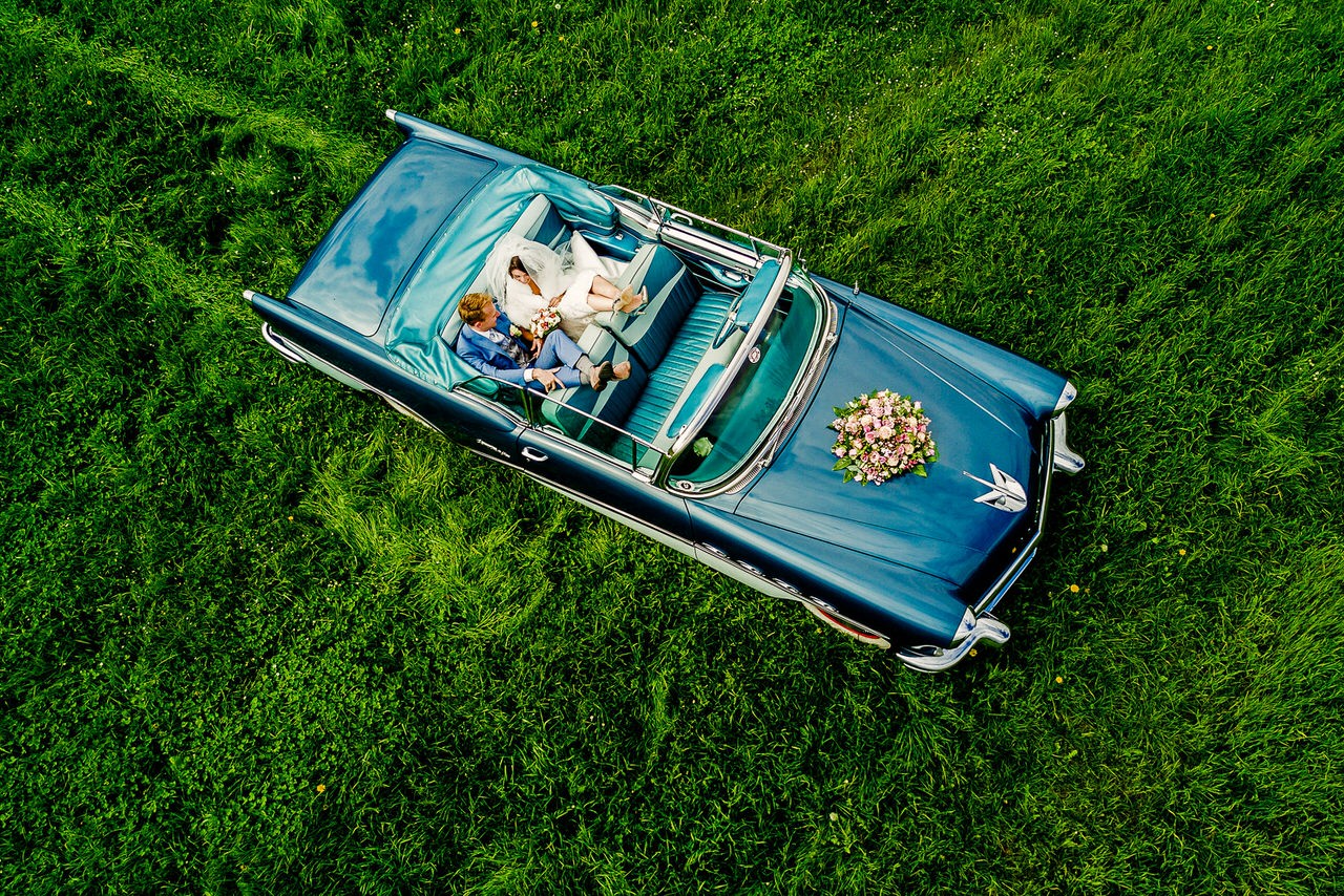 Drone classic car met bruidspaar