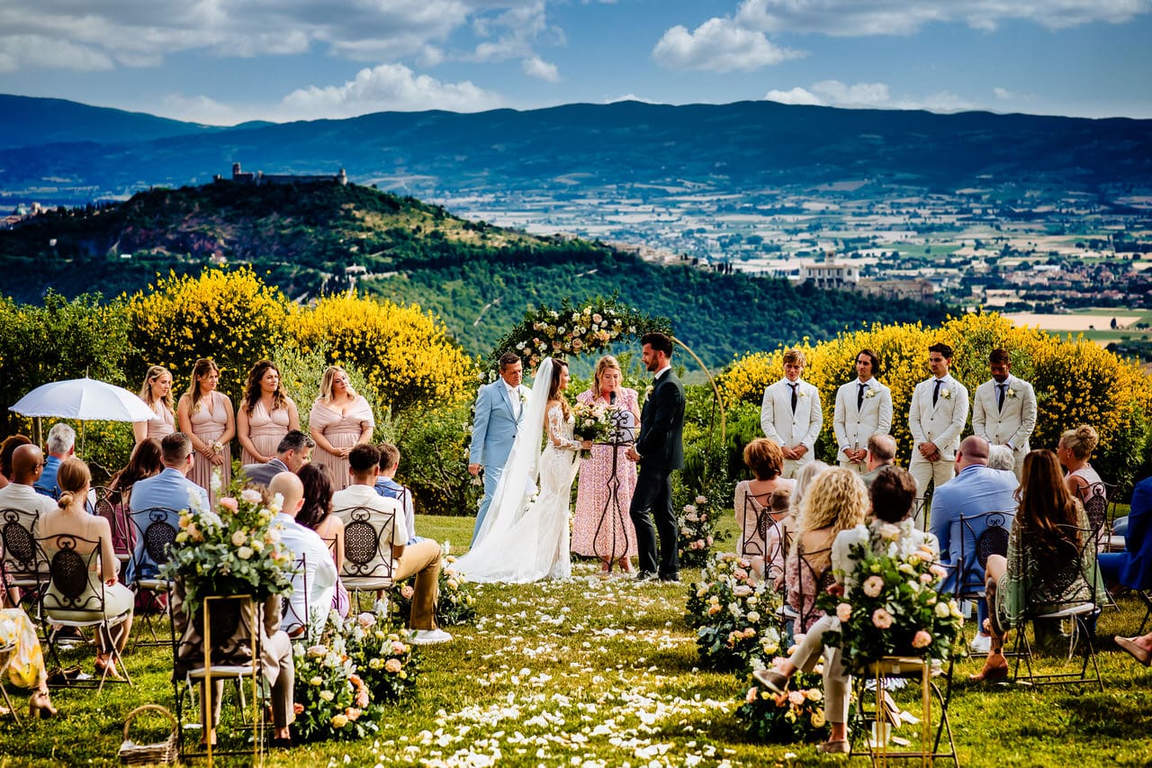 Bruidspaar in de heuvels van Italië