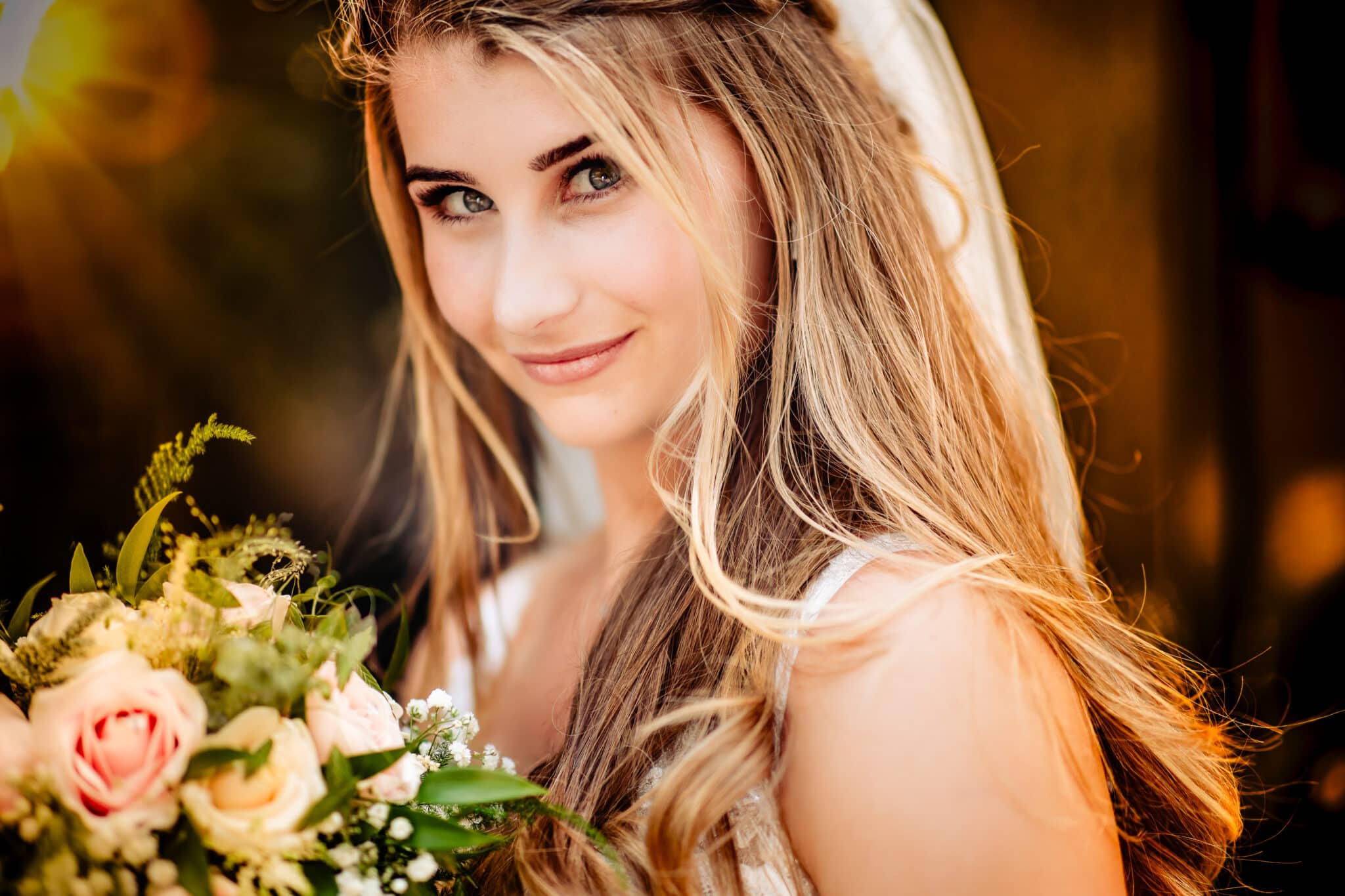 Een close-up van de prachtige bruidsboeket, met typische Volendamse bloemen, zoals tulpen en klompen, als eerbetoon aan de unieke trouwlocatie.