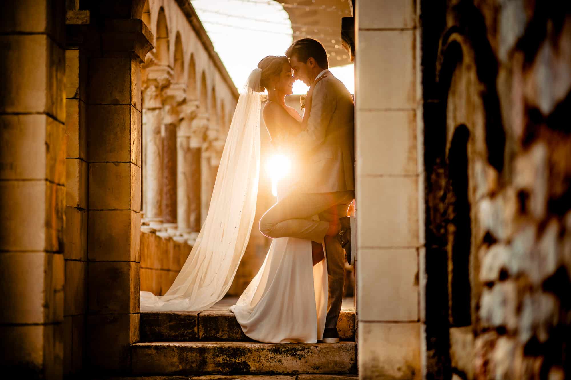 "Nauw verbonden bruidspaar, stralend van liefde, vastgelegd door een meesterlijke bruidsfotograaf op hun trouwdag."