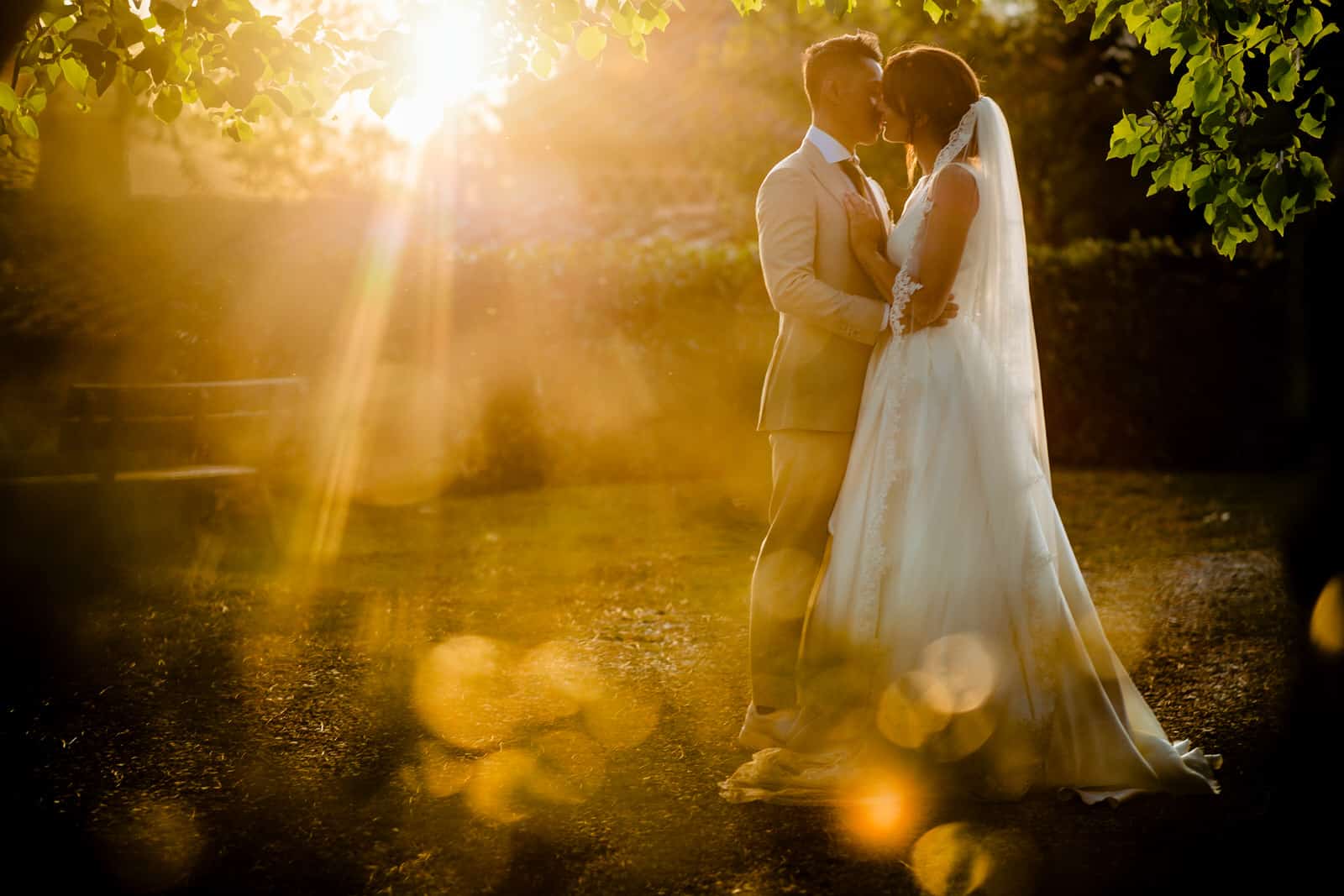 Wat kost een trouwfotograaf? Bekijk hier alle tareiven van jullie bruidsfotograaf. Bruidsfotografie voor de echte mooie momenten!
