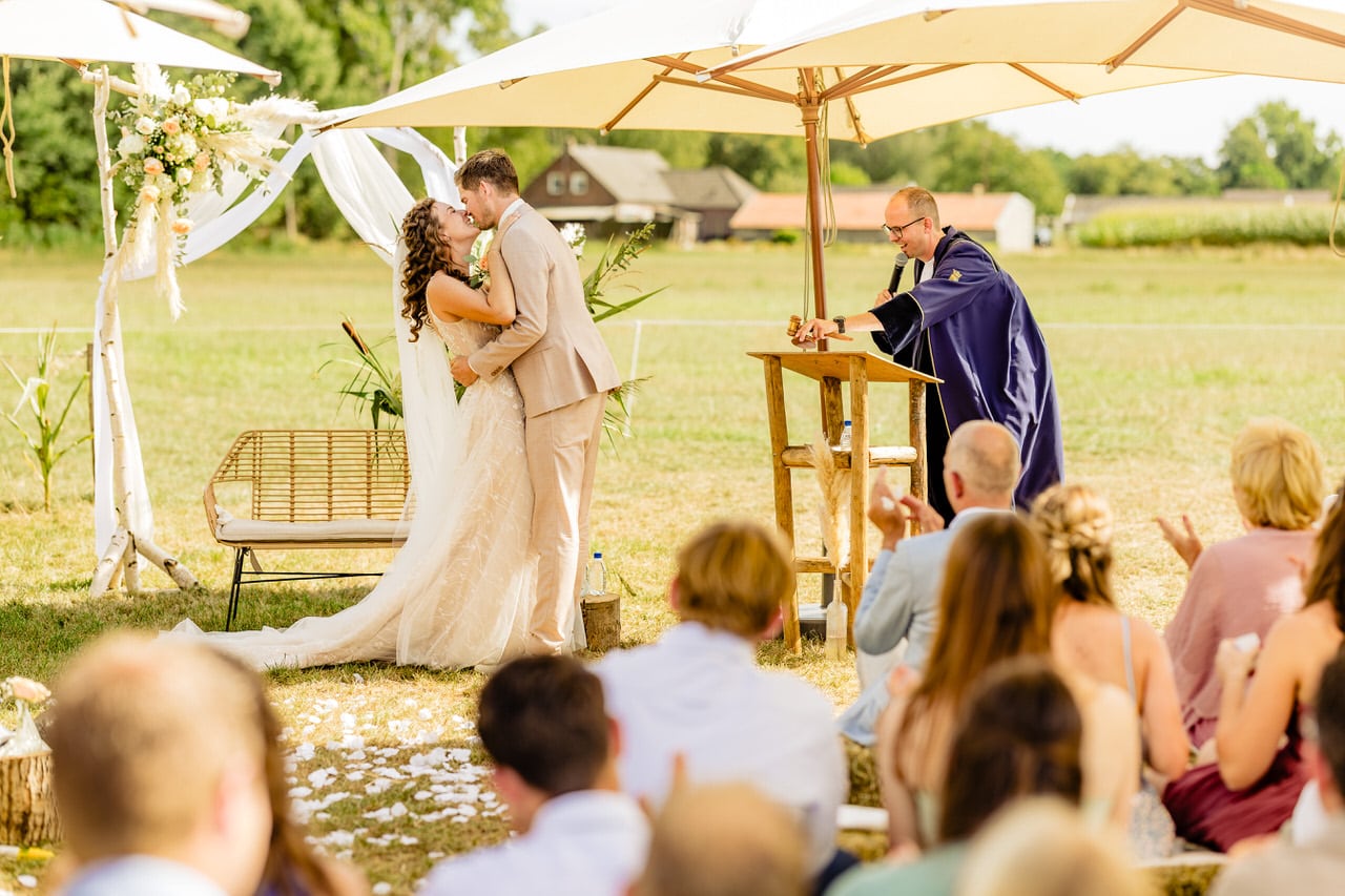 Trouwen tussen het mais | Trouwfotograaf Limburg